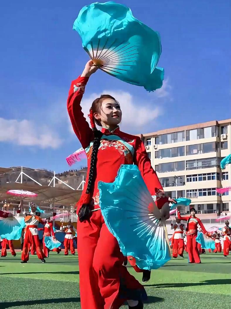 山沟沟里秧歌嗨翻天,青春活力绽芳华!