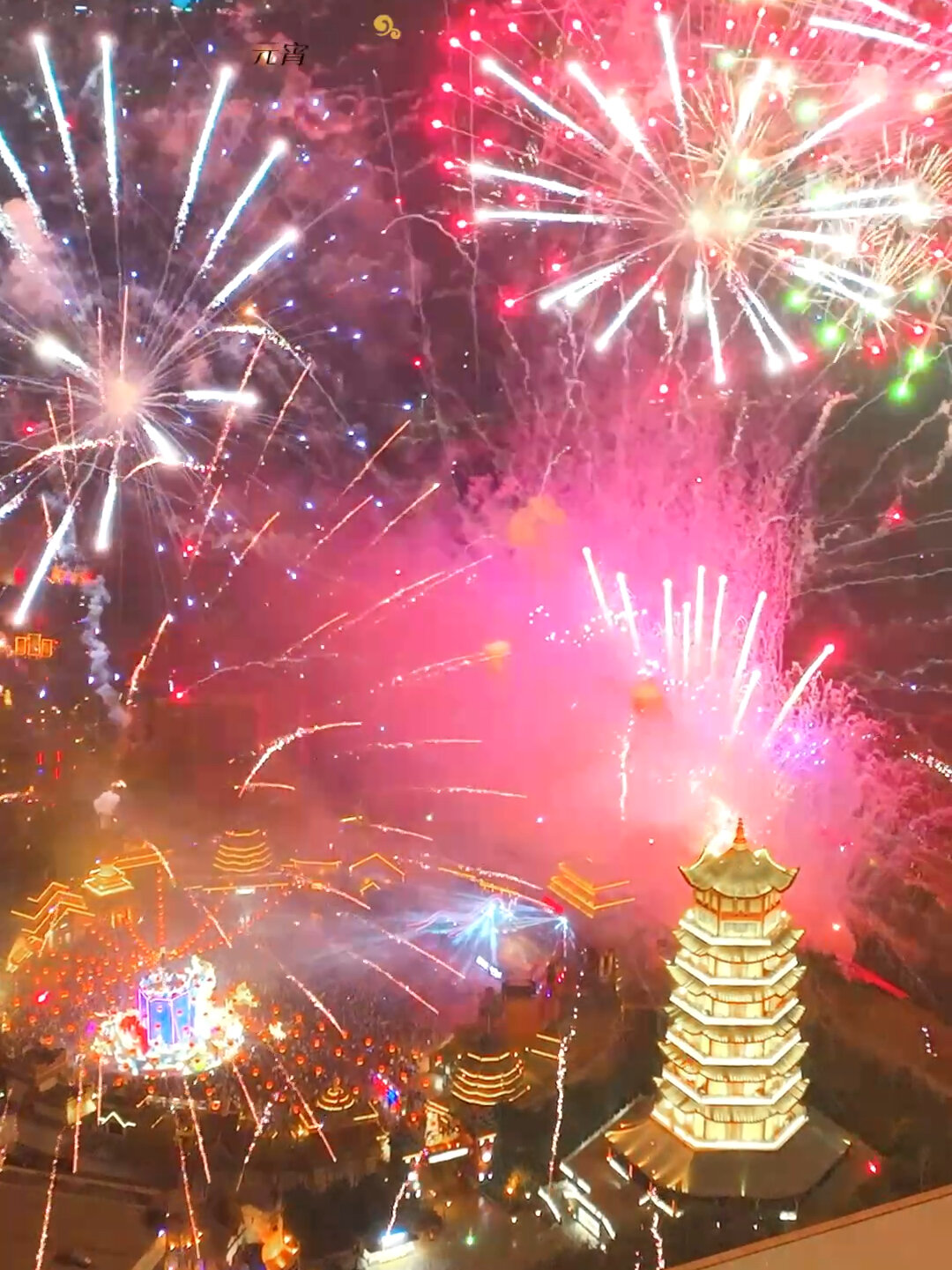 震撼全城!芜湖方特万枚烟花闪耀夜空,现场人山人海,节日氛围感已拉满!