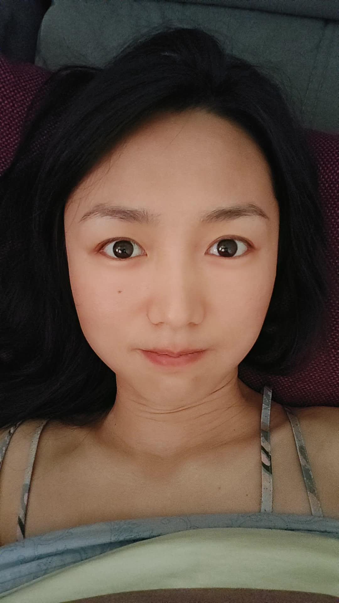 素面朝天 额头四指宽 不出门不洗脸