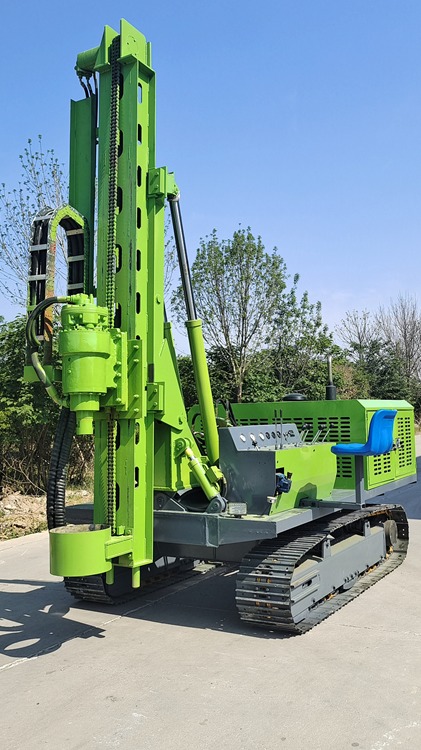 光伏打桩机现场钻孔