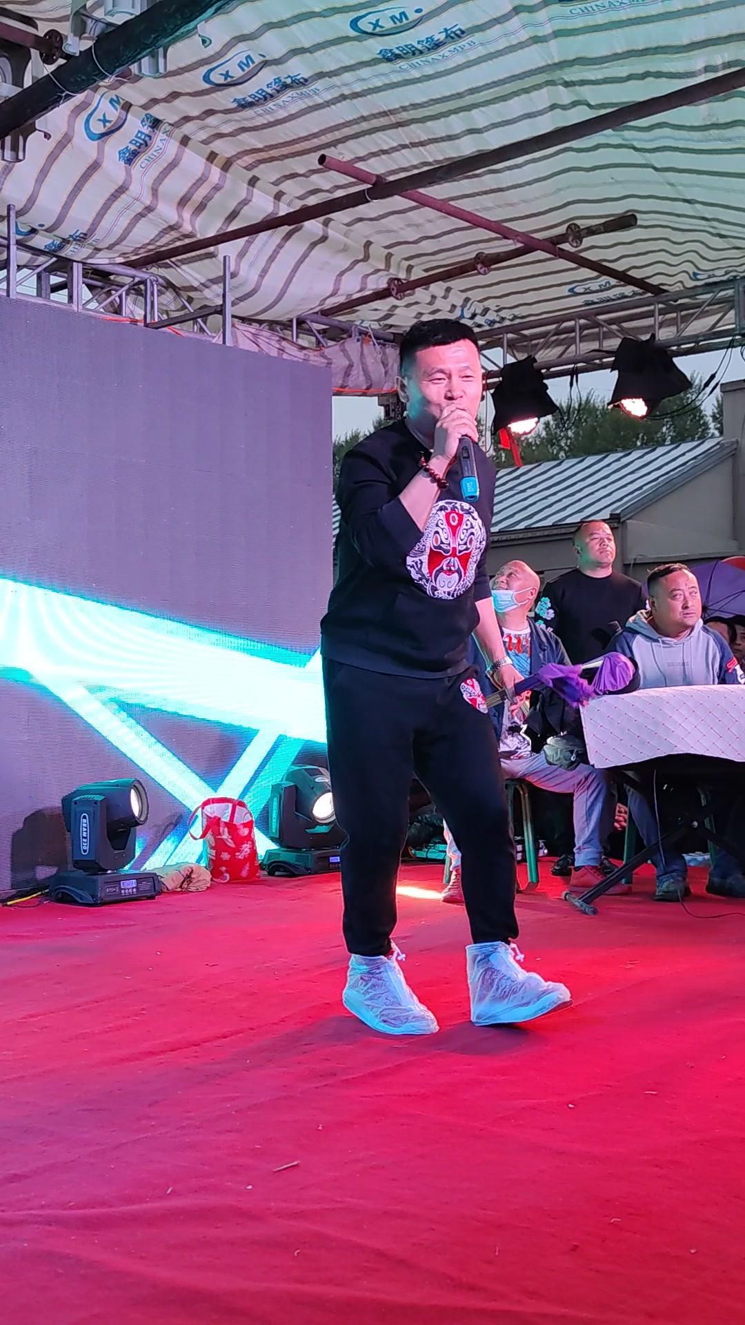 东北二人转艺人刘红星,在哈尔滨双城区演唱歌曲老家拉拉屯 红红火火扭