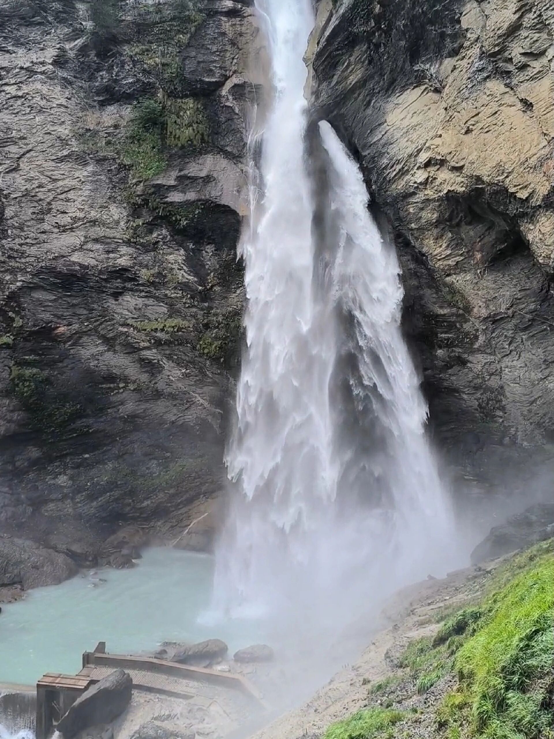 "我"在和莫里亚蒂最后对峙的莱辛巴赫瀑布