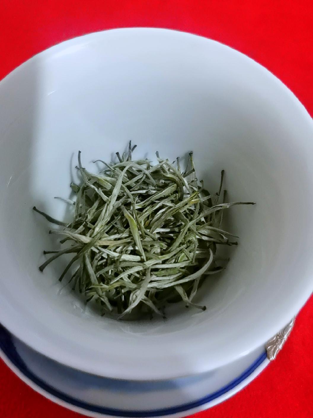 试新茶,兰妃茶.幽幽的兰花香,真是醉人.尝一口春天的味道,惬意!