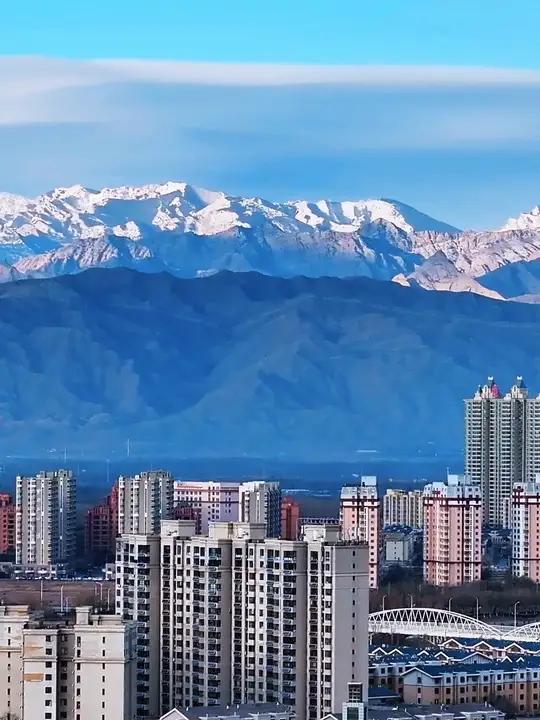 银川贺兰山雪景图片