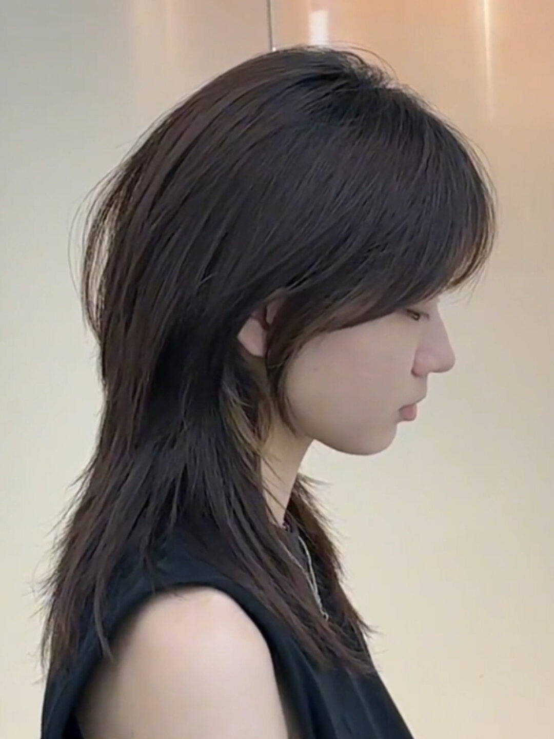 适合喜欢留长发女生剪的狼尾发型