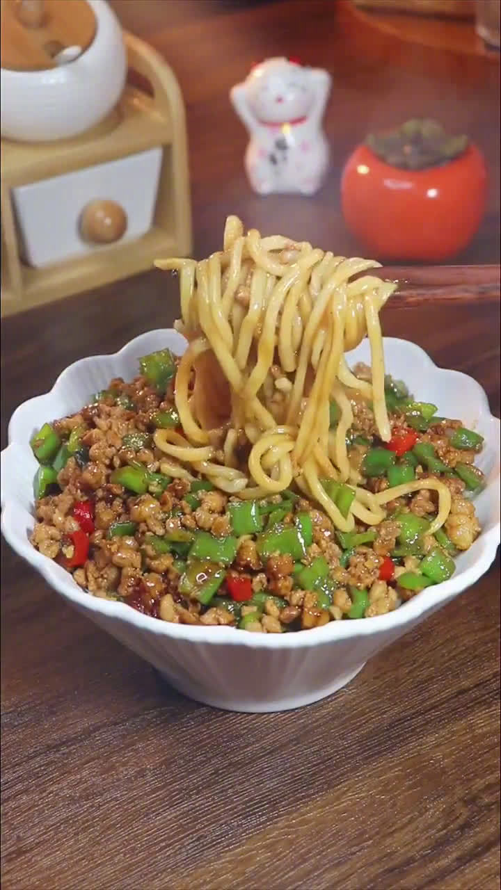 畅飨好味 济南恢复堂食后～简单好吃的青椒肉沫面,安排~  via