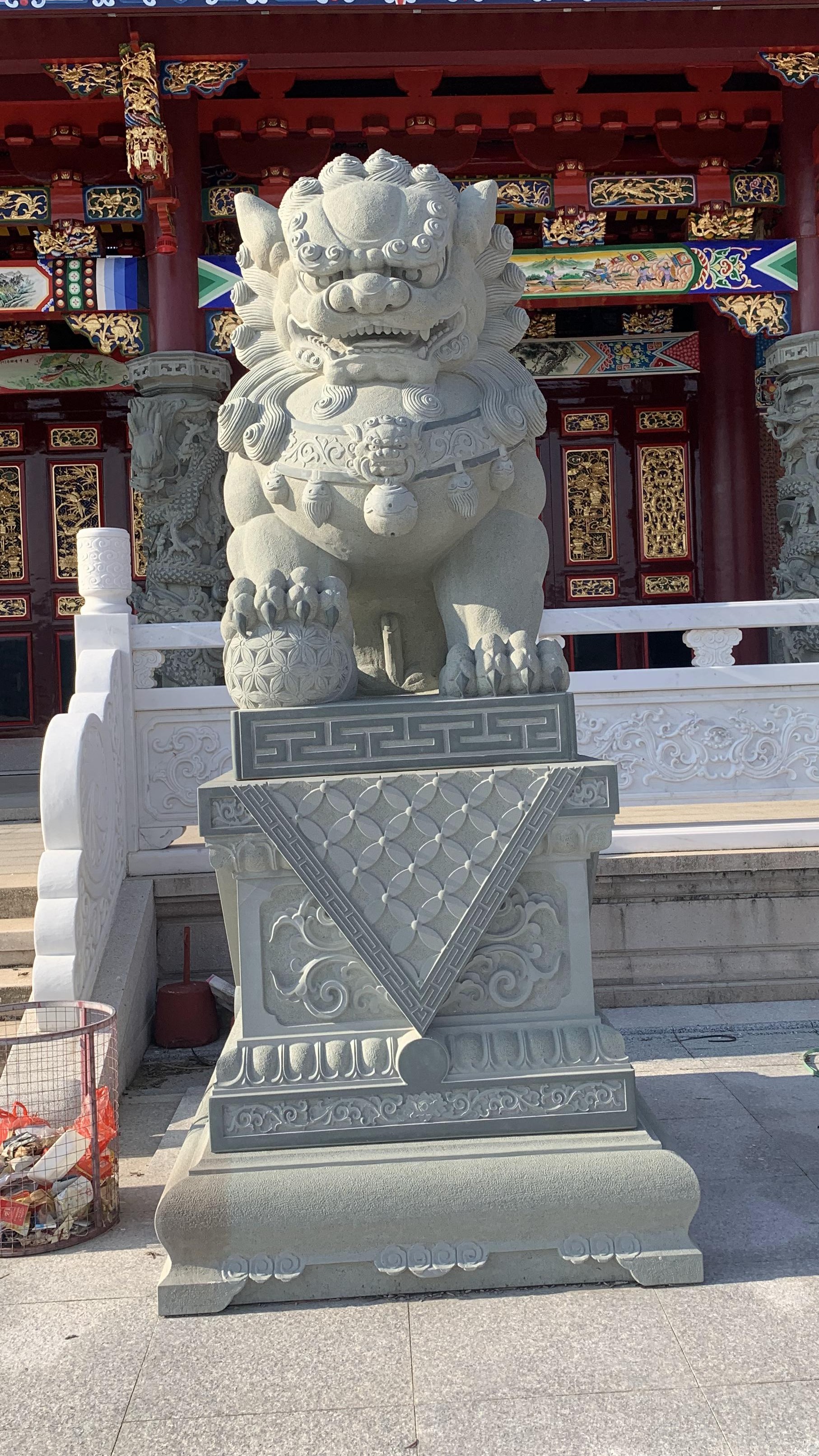 青石狮子雕刻精湛 寺院户外青石狮子