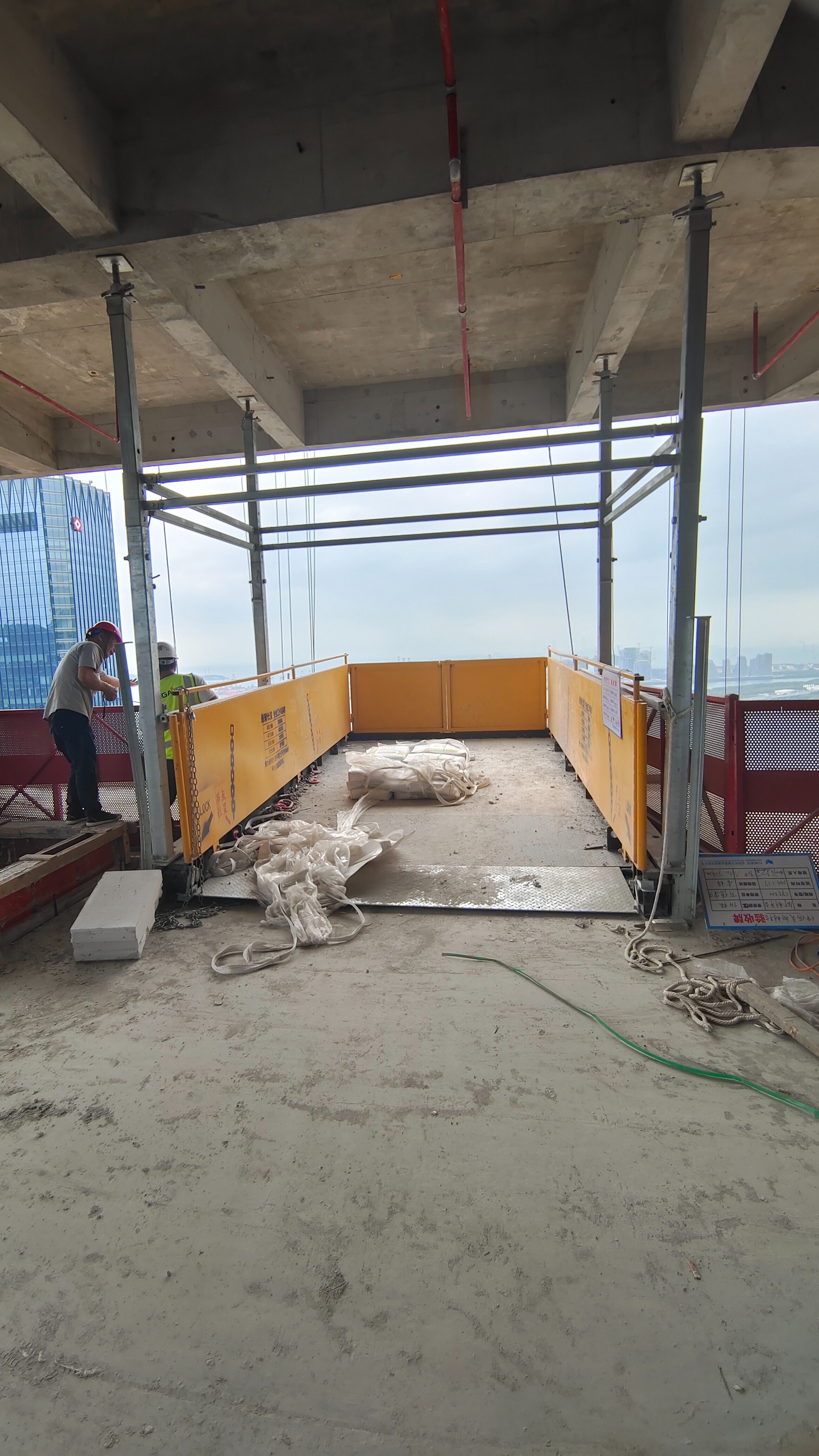 伸缩式卸料平台应用于超高层建筑