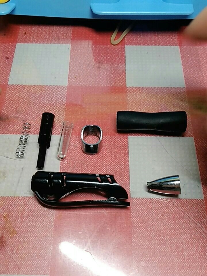 我跟同学学的,用笔做玩具发射器