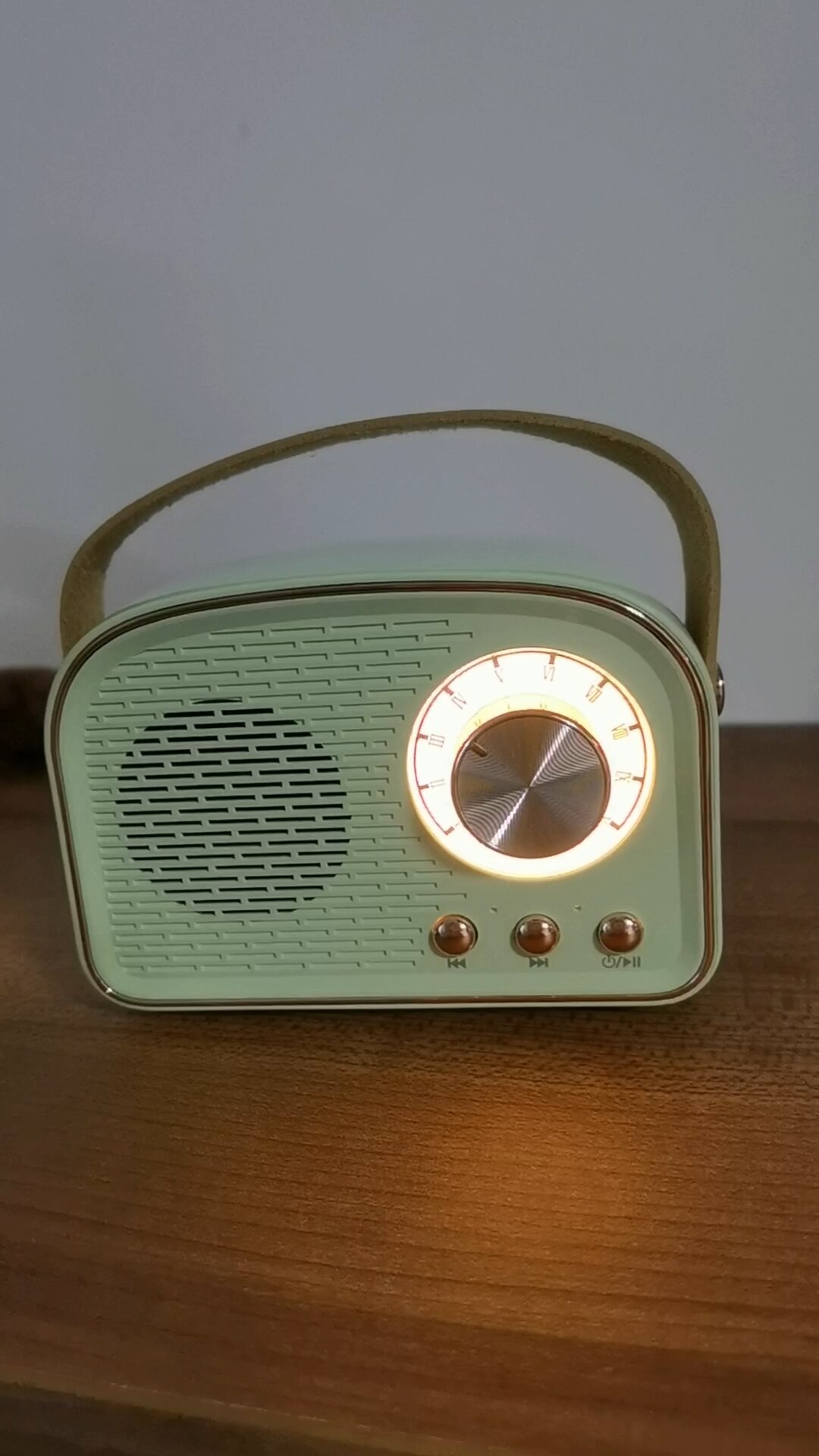 哈哈哈把优盘插小音响听了,太舒服!