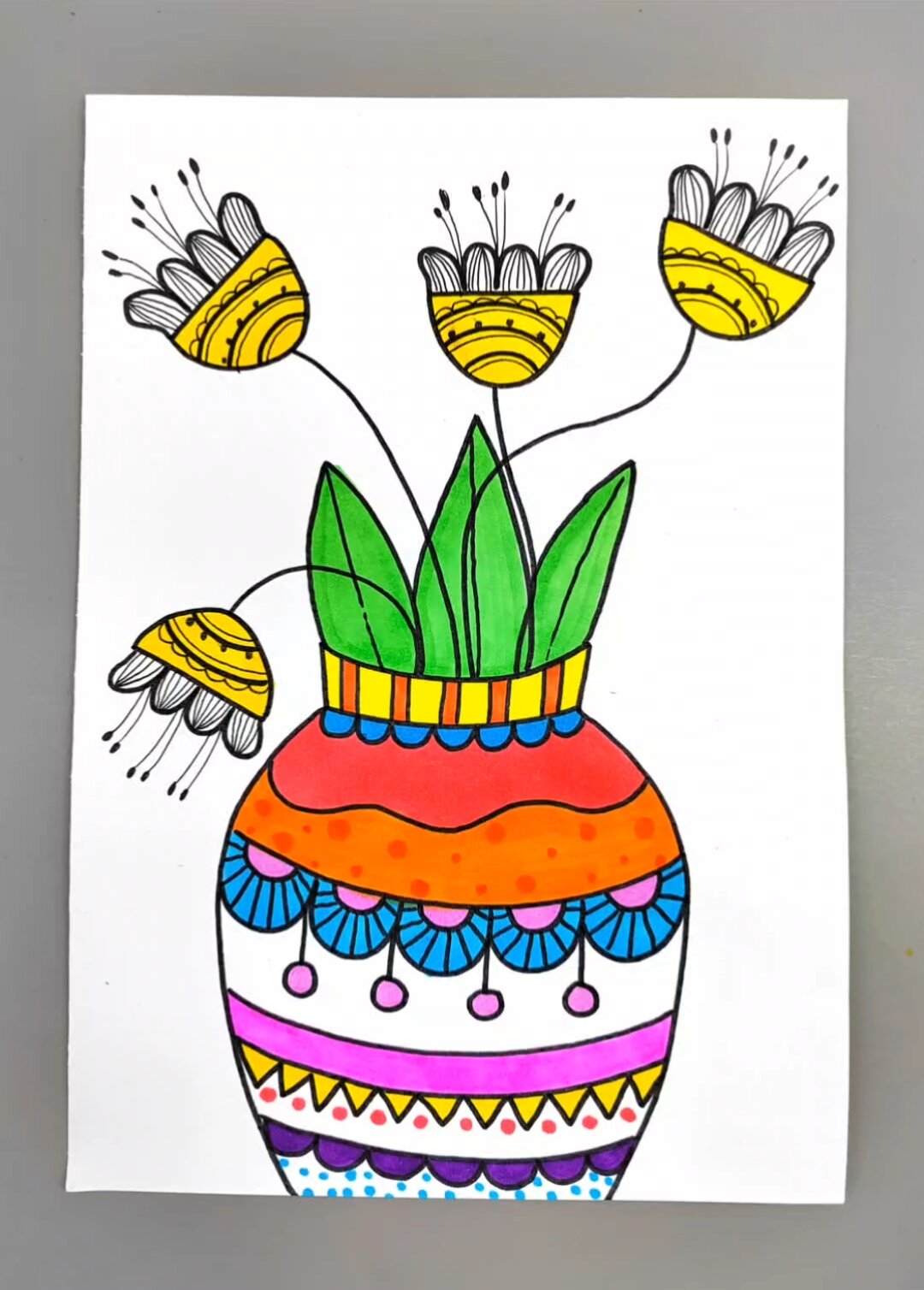 儿童创意线描画《花与花瓶》,简单好看,快来试试吧