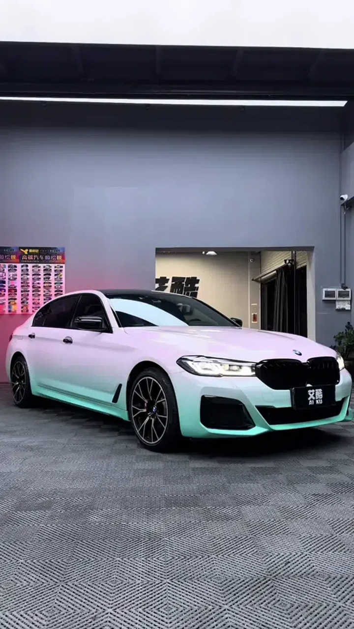 宝马5系渐变粉青 宝马 5 系贴上渐变粉青,如梦幻之舞