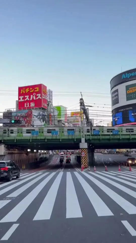 东京街头充满动漫现实既视感的画面,像这样的二次元世界你觉得怎么样?