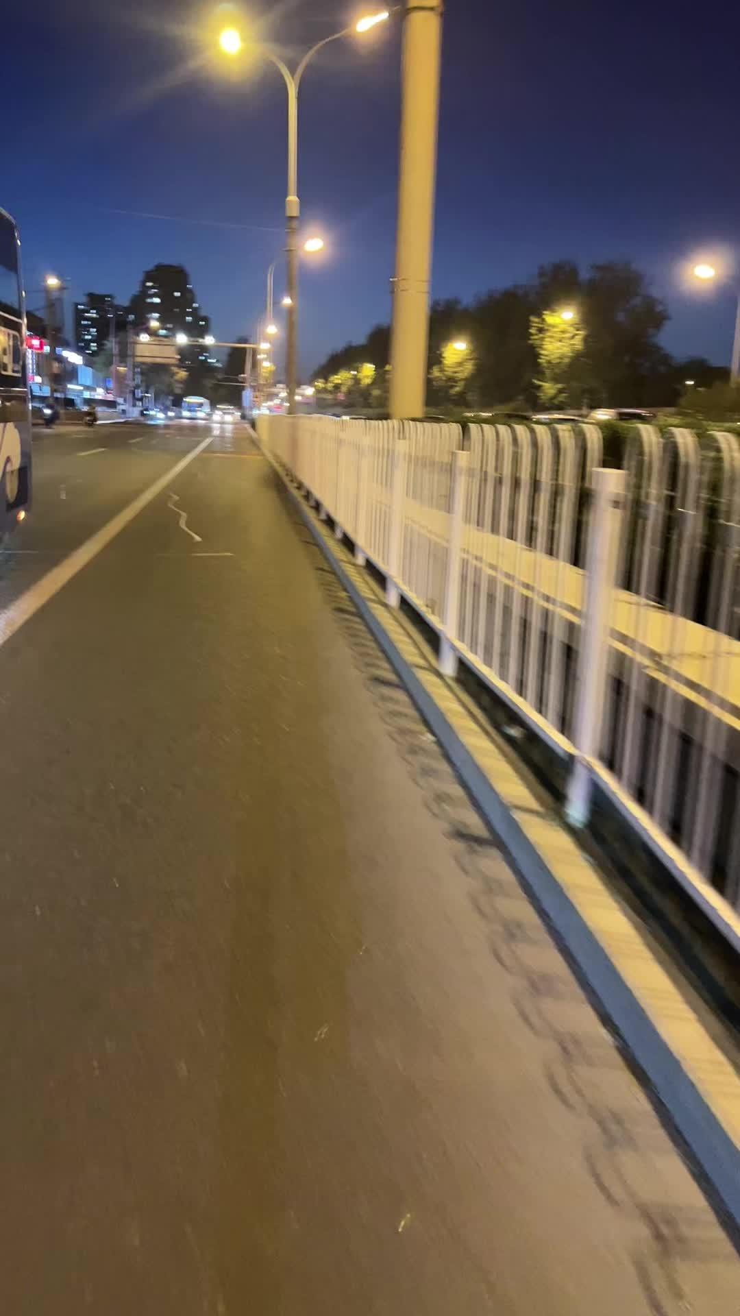 骑车下班 城市的夜晚 散散步吹吹风透透气 在回家的路上