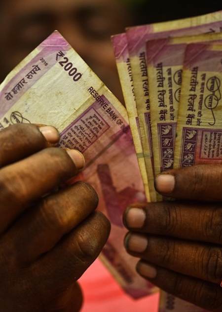 印度民众抓紧时间用2000卢比纸币购物以免9月后无法流通