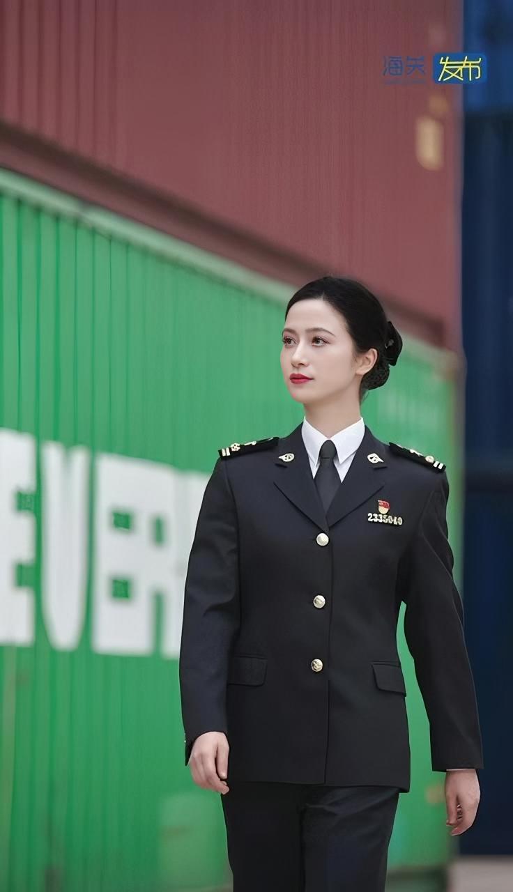 如何成为一名海关关员今天我们要拍的是中国海关小姐姐海关政务原创