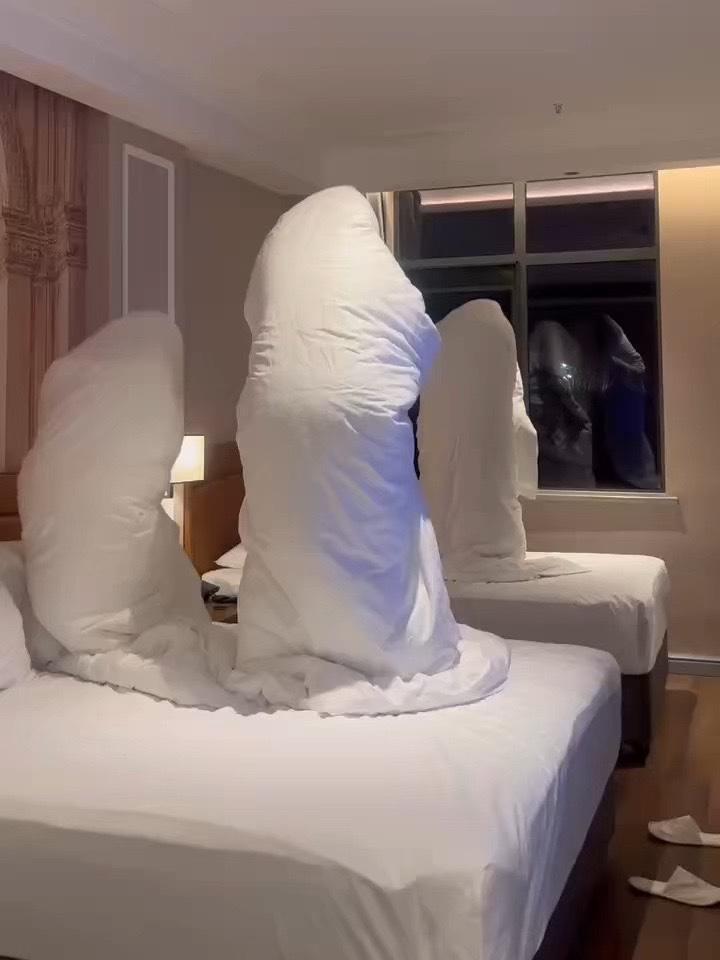 适当发疯,身心健康 哪有不疯癫的 一群疯子的快乐时光 酒店裹被子