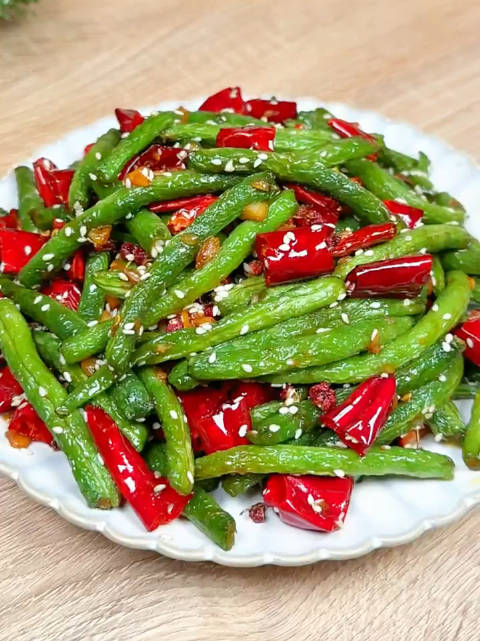 中午吃什么「干煸豆角」这样做,麻辣干香,简单又好吃,快试试吧!