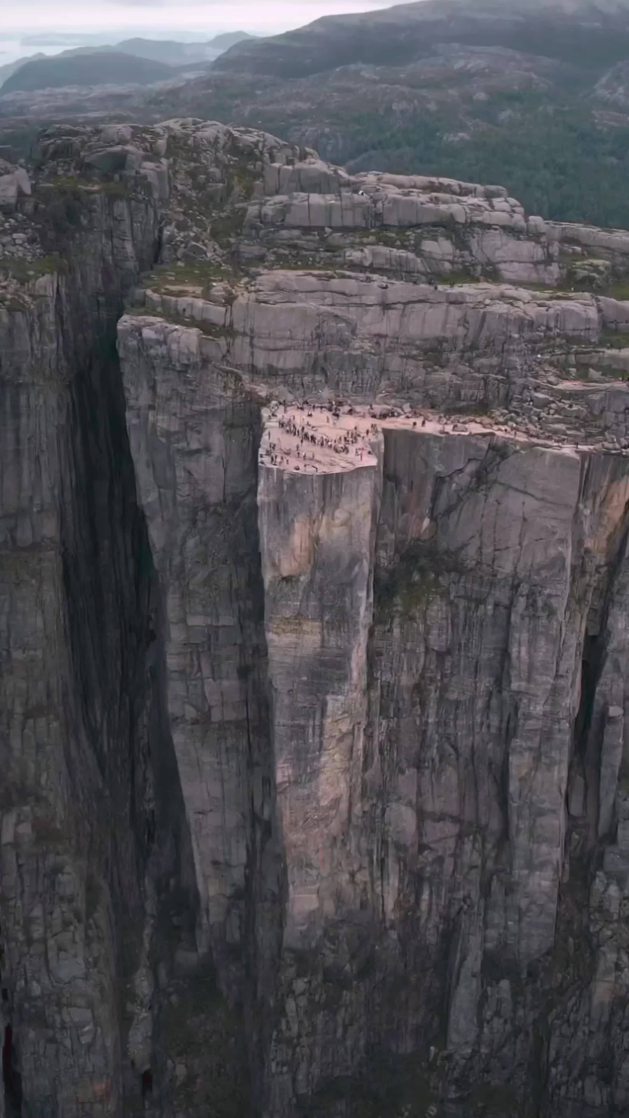 站在这瑟瑟发抖 悬崖峭壁上的风景 大自然的鬼斧神工 悬崖峭壁的险峻