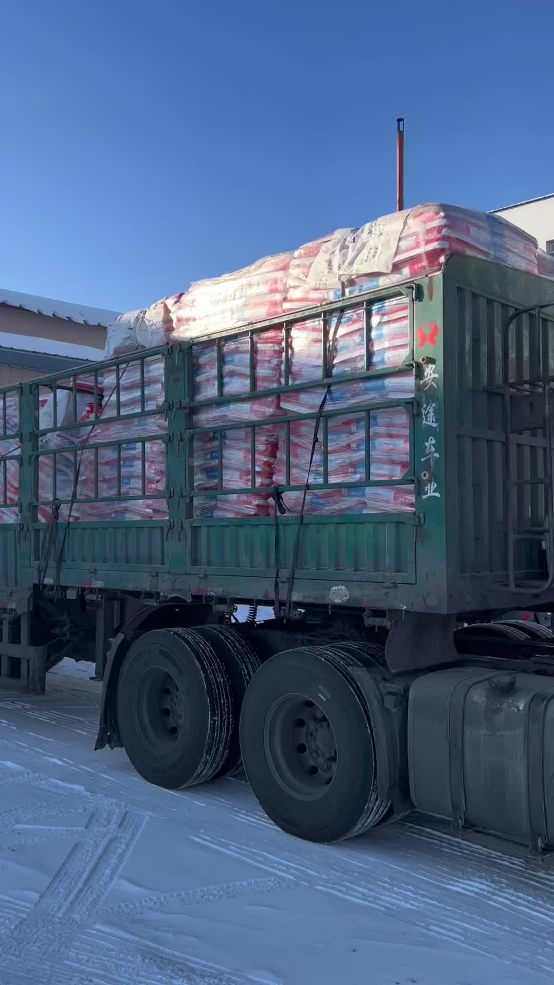 益农玉12到货,工人卸货中 产量特别高 撸起袖子干