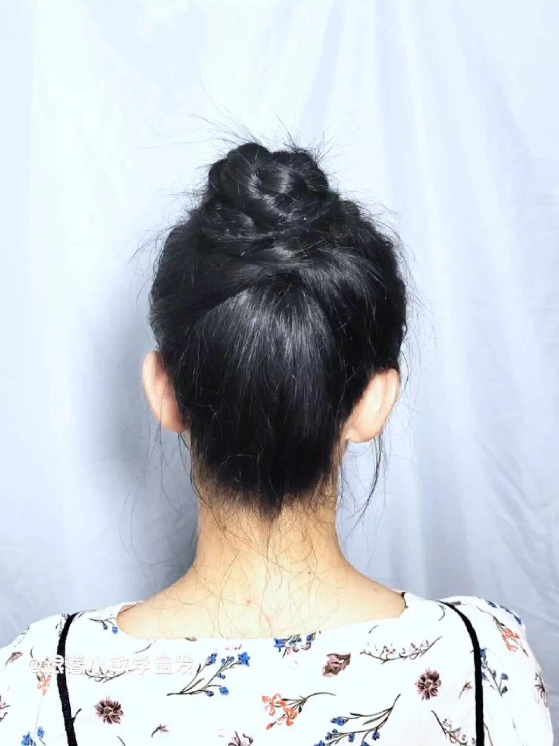 超简单的高颅顶花苞头盘发 秋冬造型百搭
