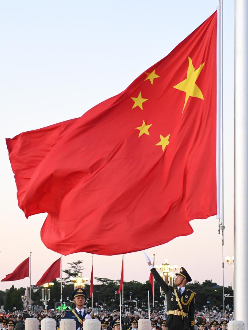 超燃混剪:国旗飘扬,中国向上!
