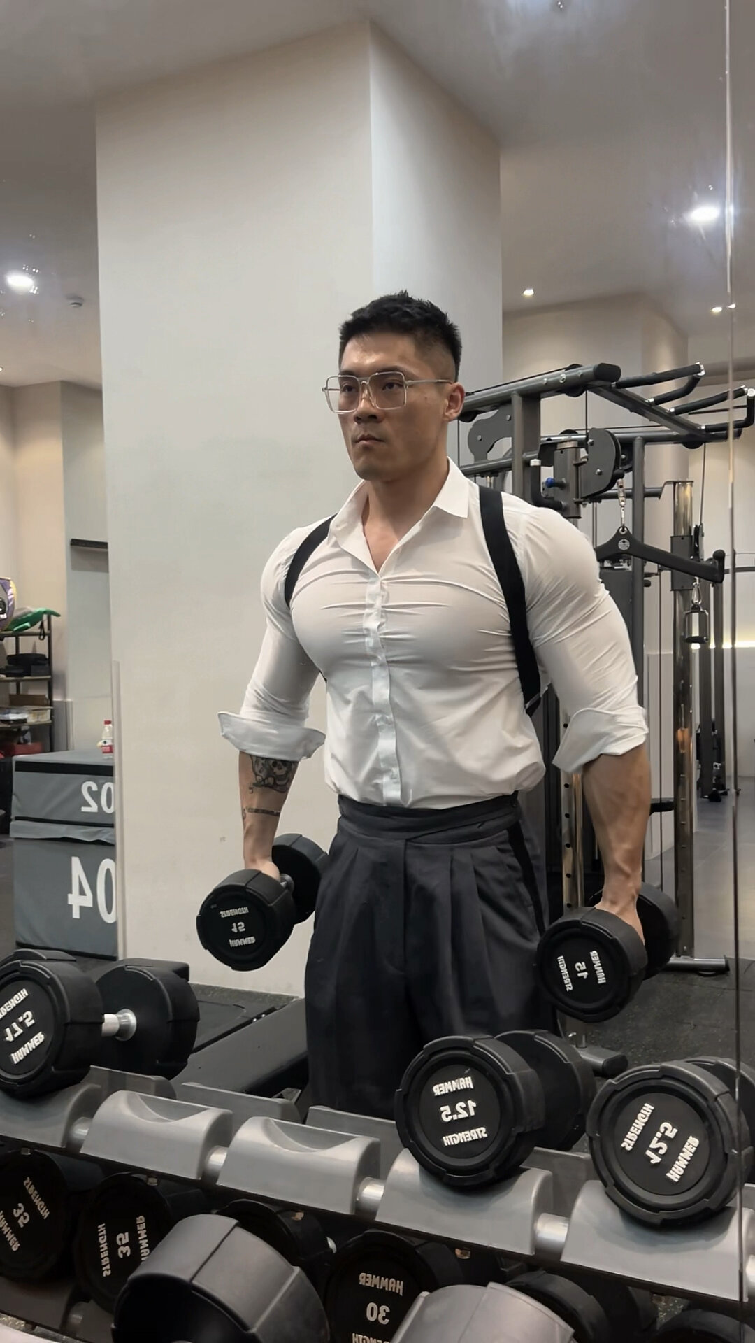 见人不如健身|西装暴徒——195的肌肉男