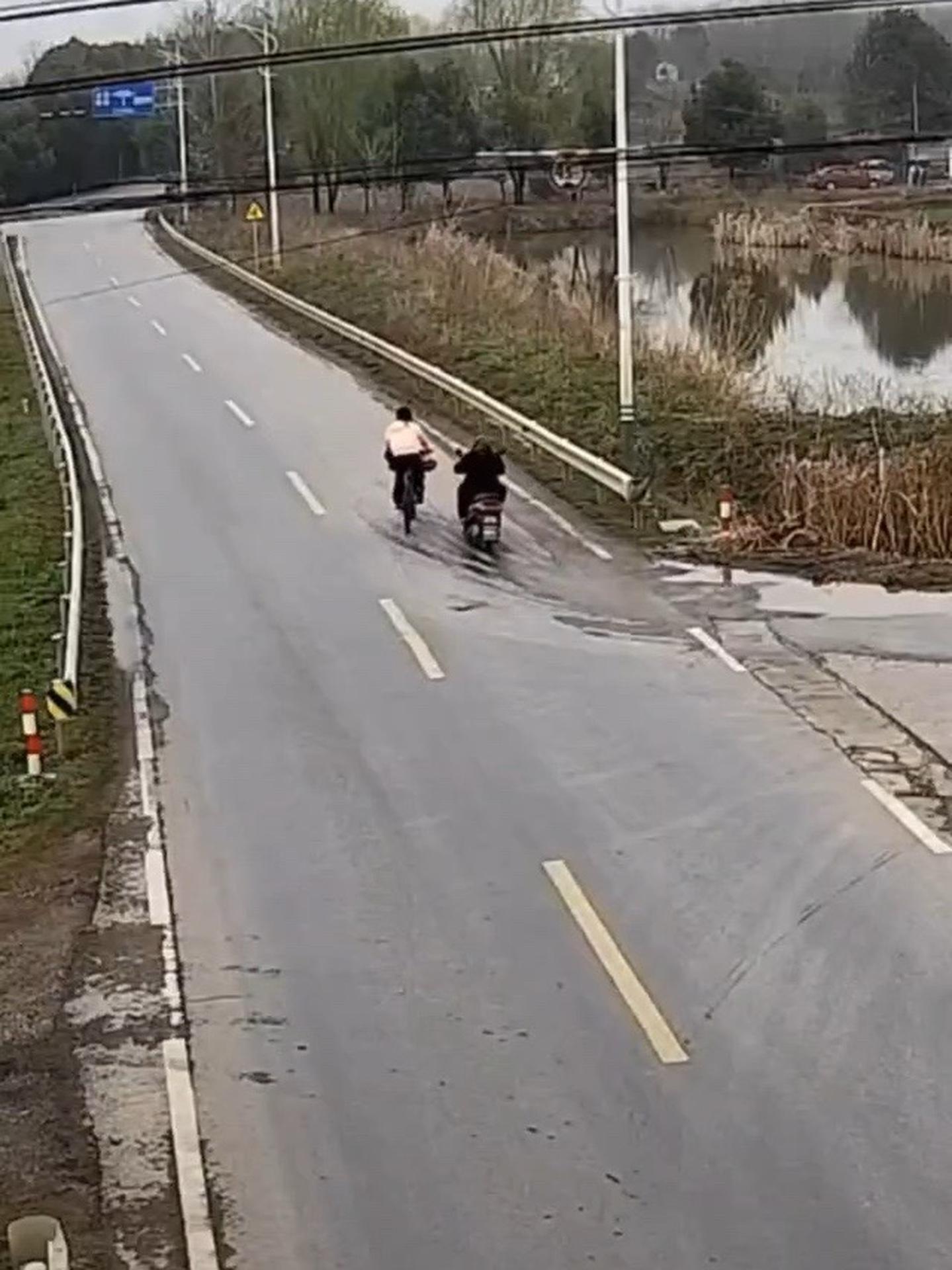 电动车和自行车路口相遇,两车纷纷靠右,结果……-度小视