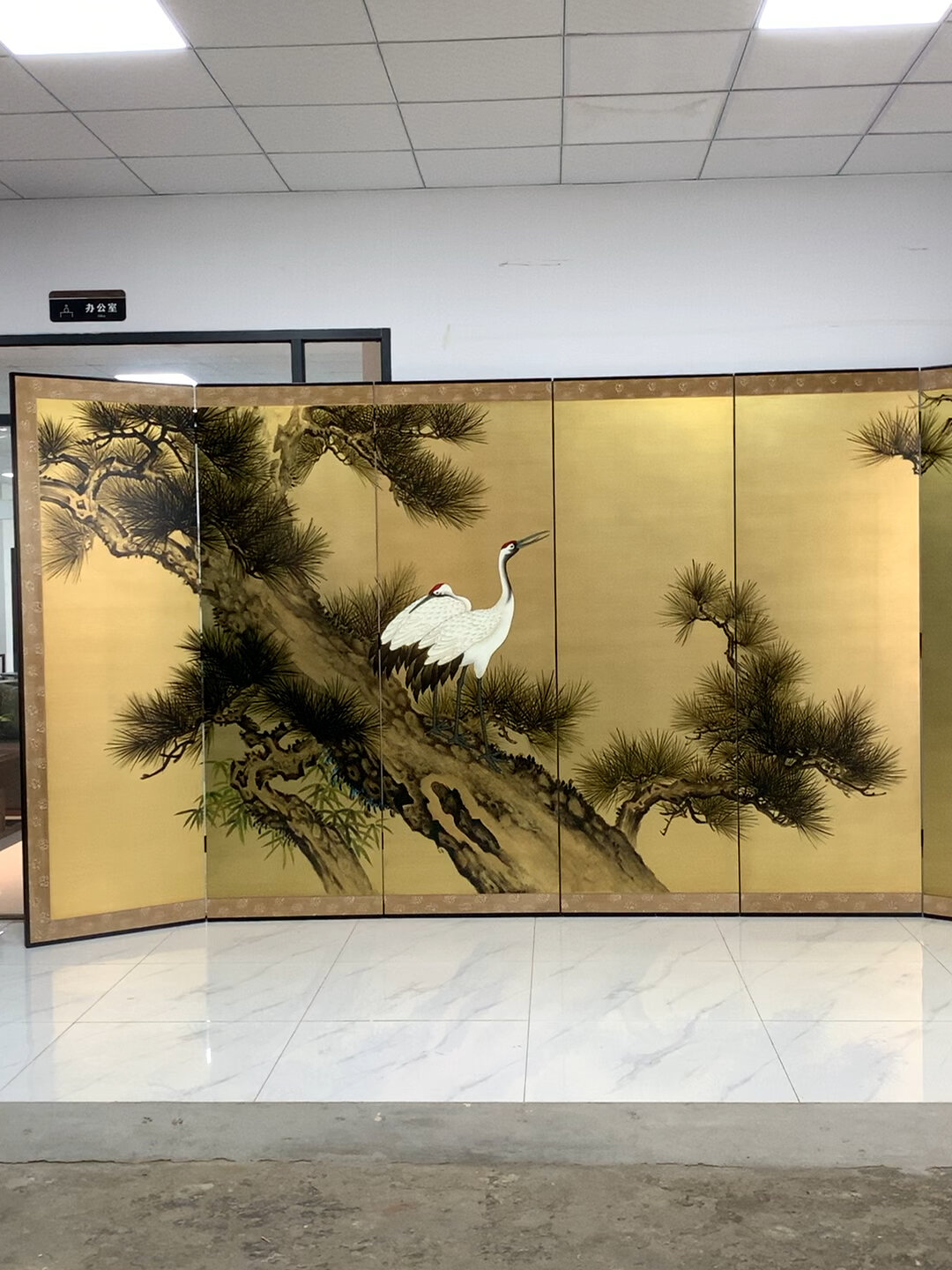 松树枝叶茂盛,生机勃勃,纯手绘溙画屏风