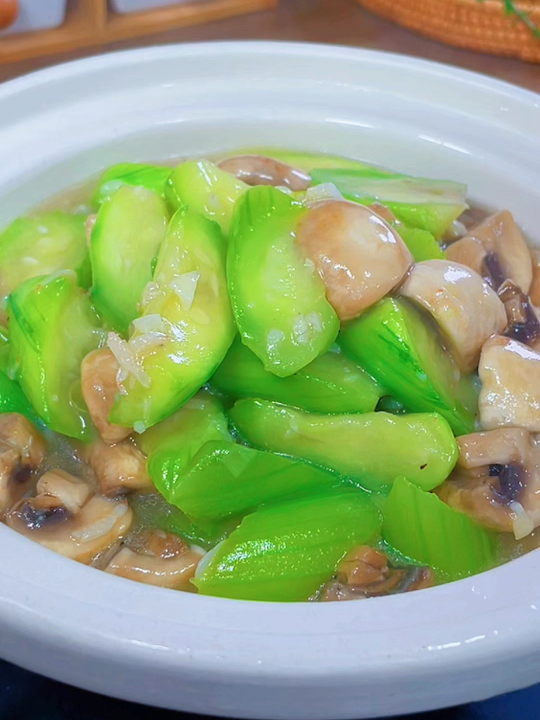 丝瓜炒蘑菇