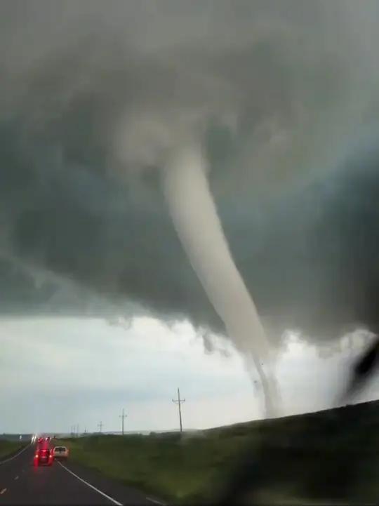 这种程度的龙卷风太震撼了