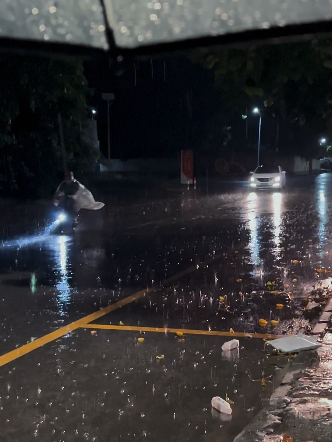 下雨的夜晚 街上图片