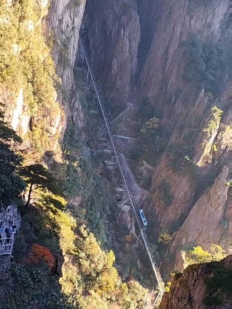 黄山西海大峡谷小火车倾斜45度,单程三分钟,山顶到谷底 风景如画的