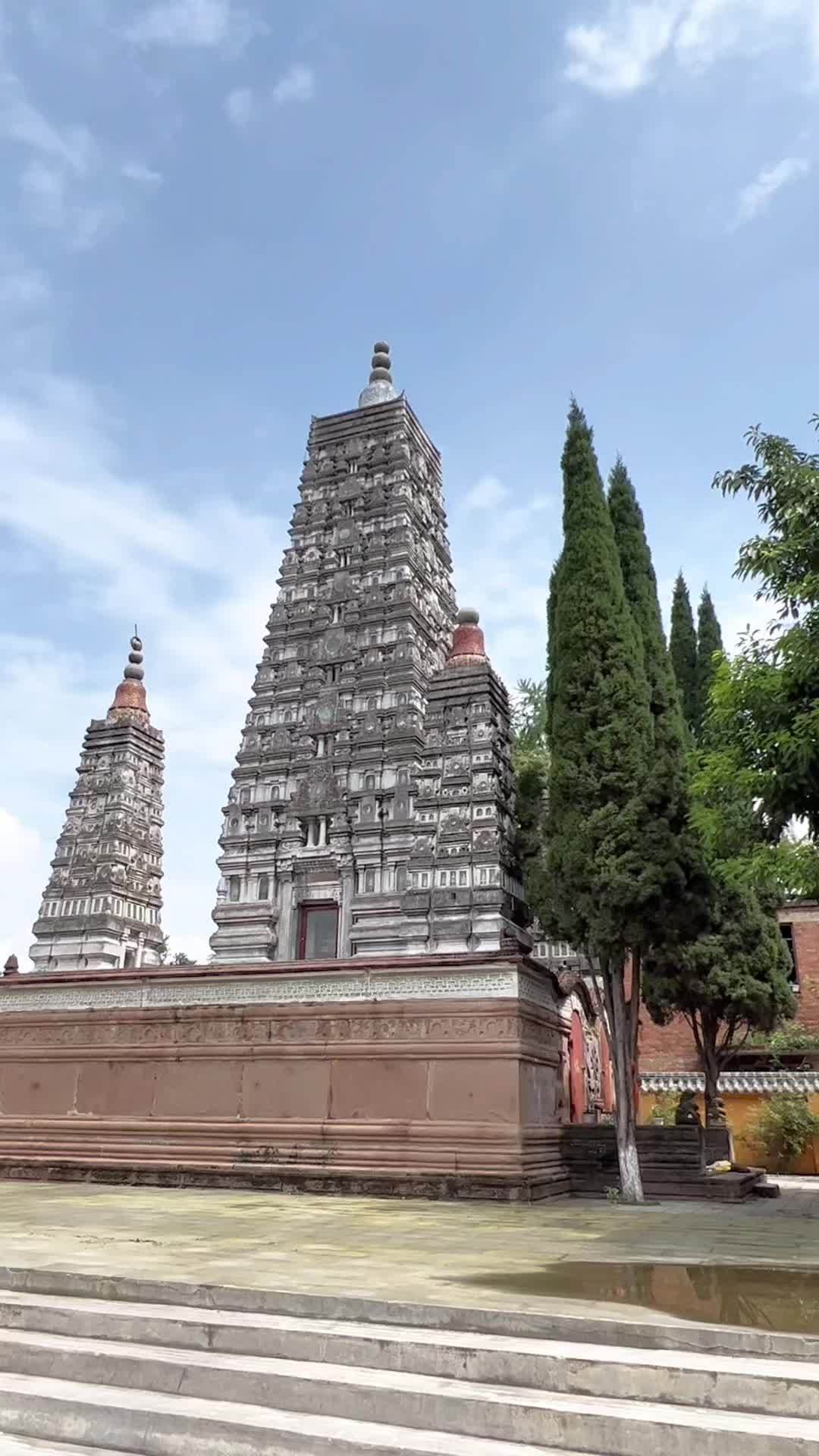 彭州龙兴寺 新建龙兴宝塔的不远处,还有一宝塔,高12.