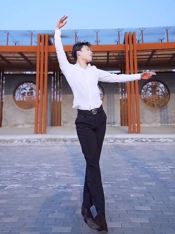 宋一帆:《天上西藏》,藏族舞