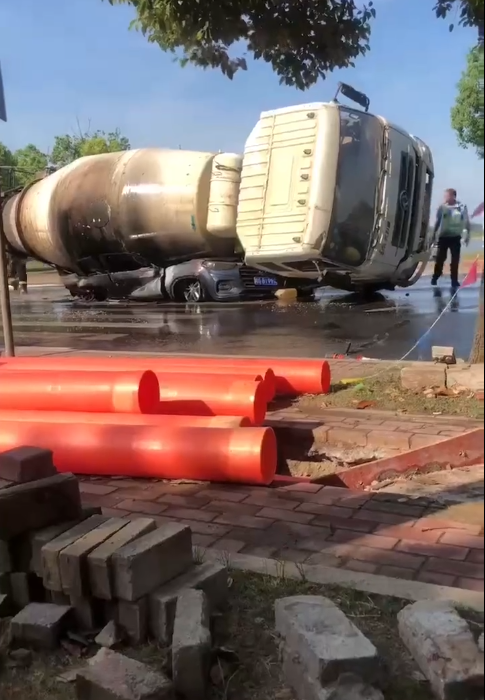 2人死亡!重型水泥搅拌车侧翻碾压小轿车,安徽铜陵警方通报