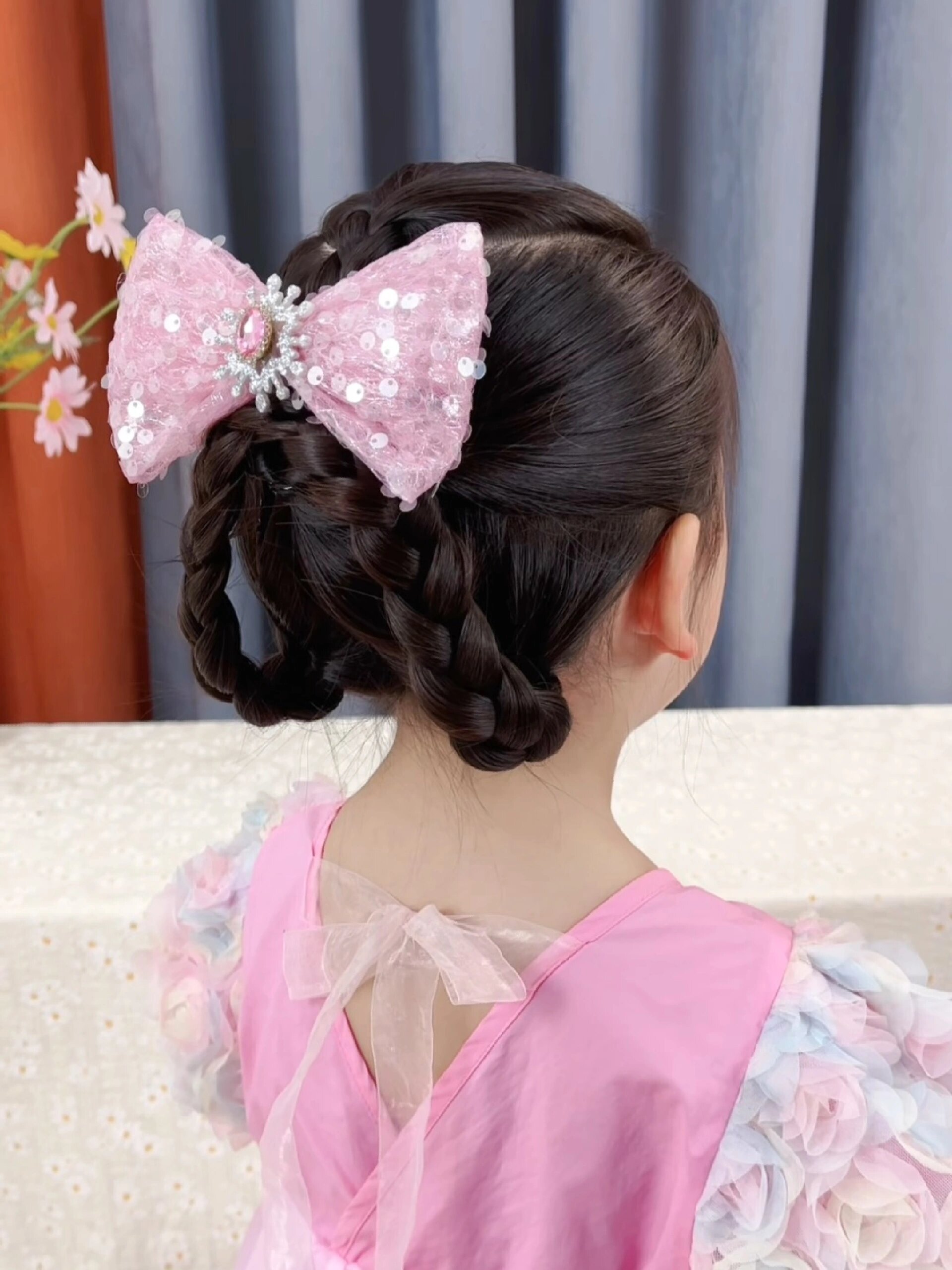 简单大方的公主发型六一儿童节上台表演