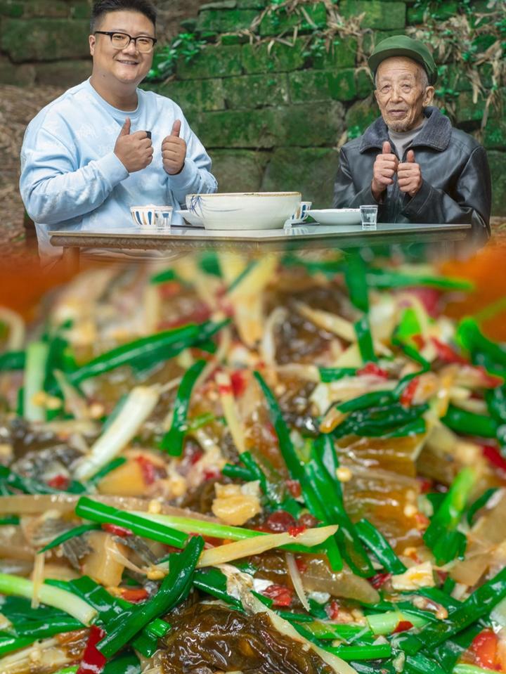 阿公买3斤鲫鱼,阿米做自贡特色菜"葱葱鲫鱼",葱香浓郁,巴适