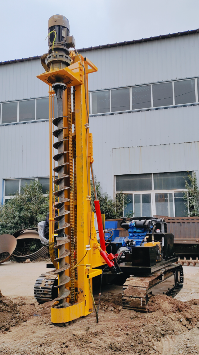 光伏打桩机,沙漠戈壁滩施工现场!电动光伏钻孔机视频-度小视