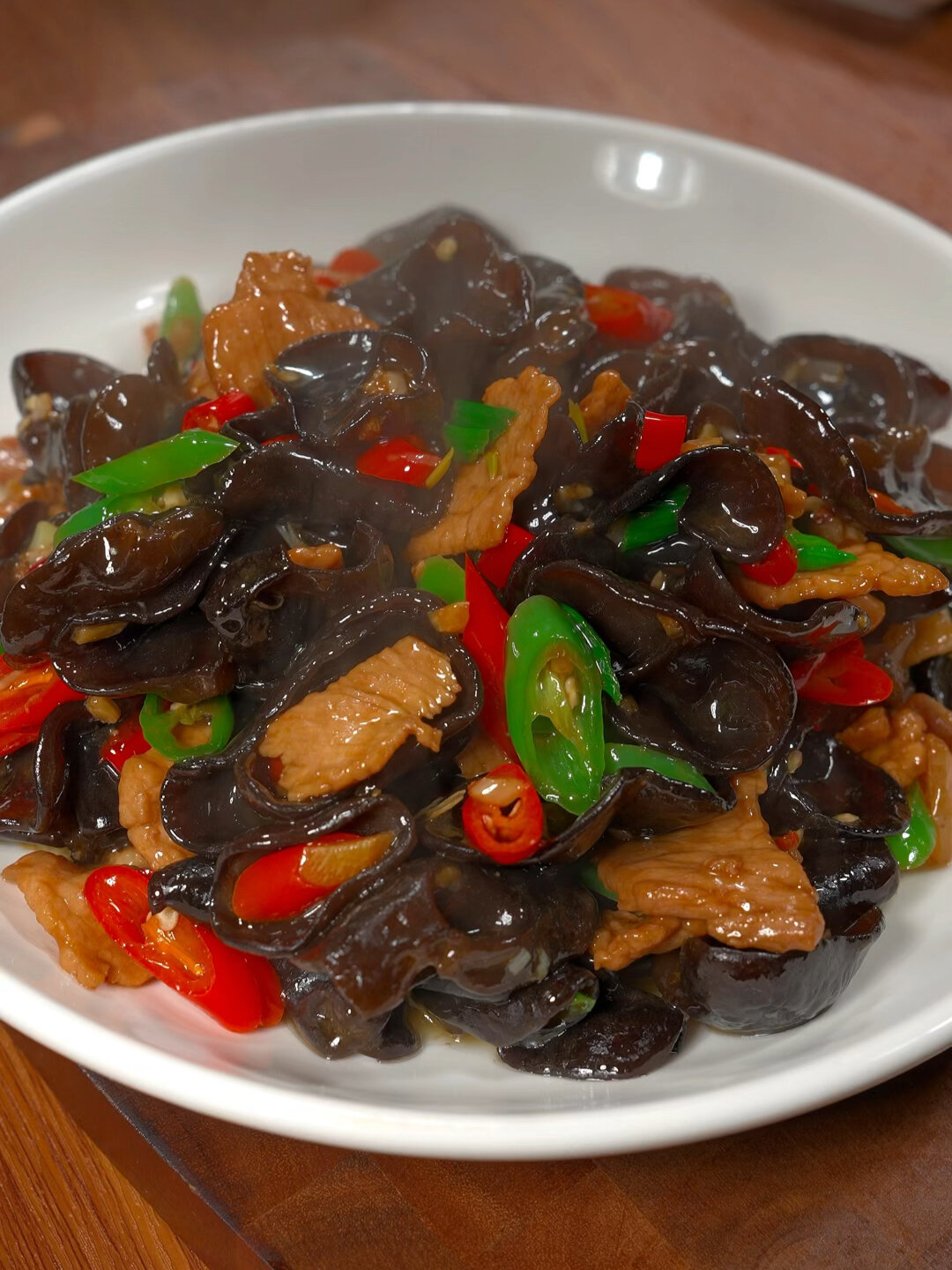 木耳炒肉是一道非常好吃的下饭菜,今天我就把做法分享给大家