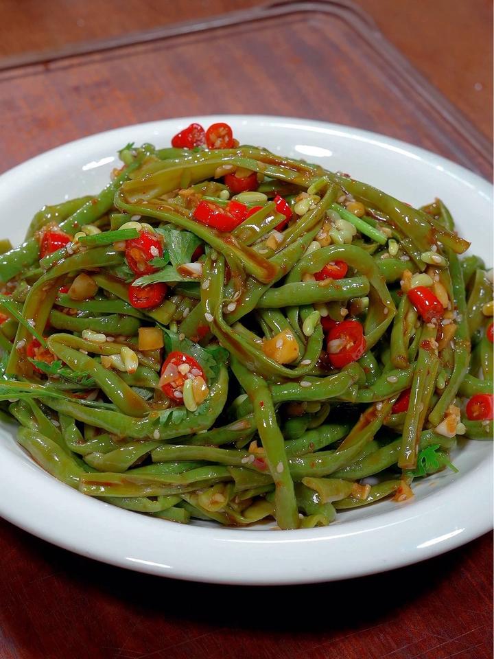 凉拌豆角 把豆角上锅蒸一蒸,出锅就是夏天饭桌上一道美食
