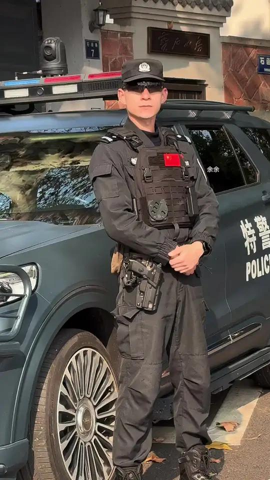 西湖断桥执勤的特警又帅又酷