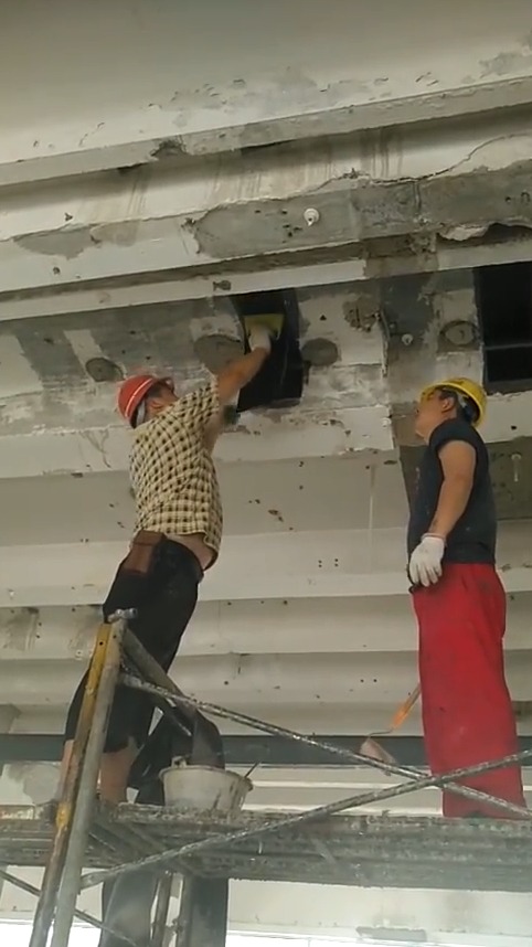 碳布胶粘贴碳纤维布加固施工现场