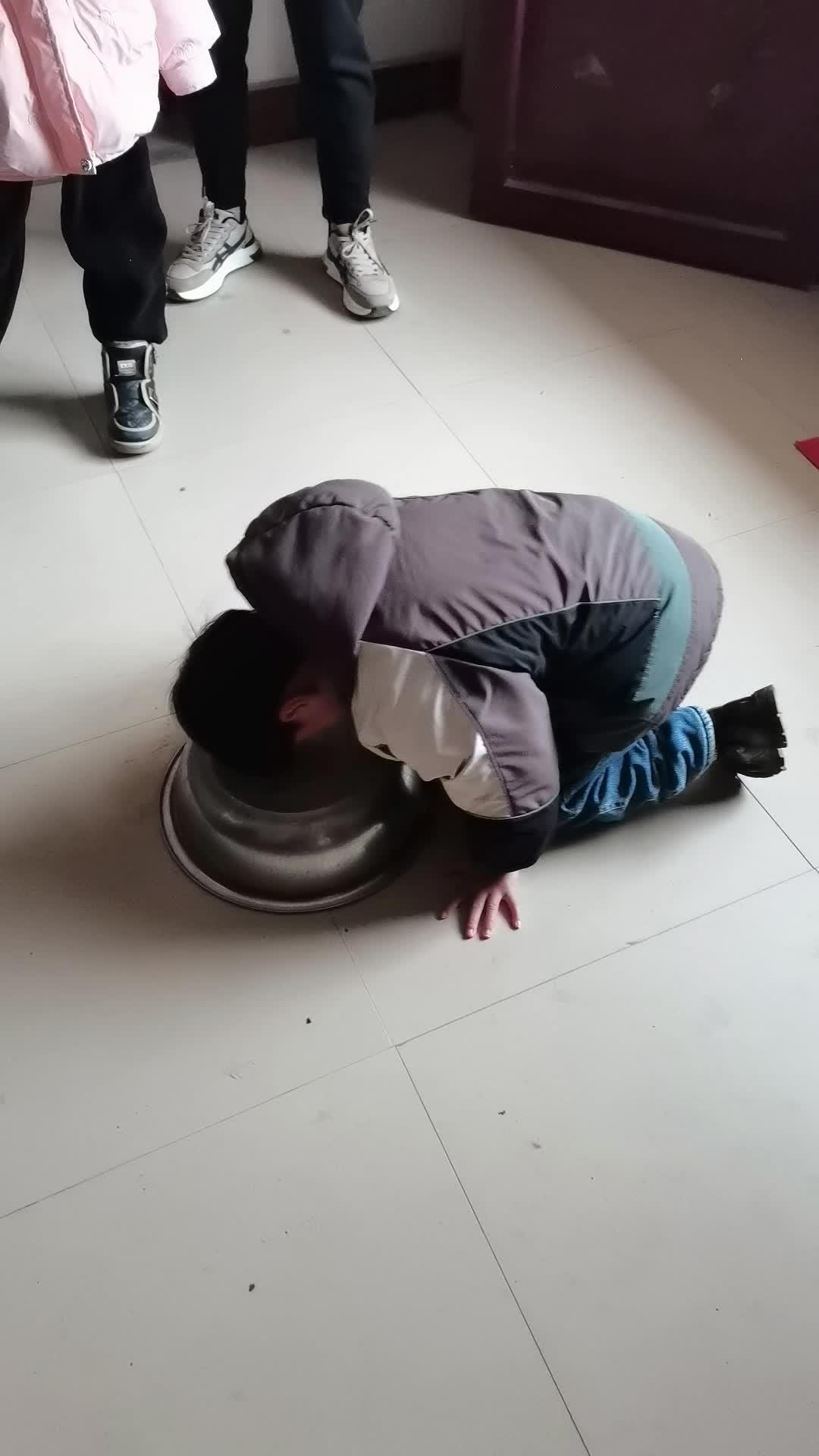 要压岁钱的正确方式 小朋友过年最开心 钱不钱的无所谓,主要是想磕头