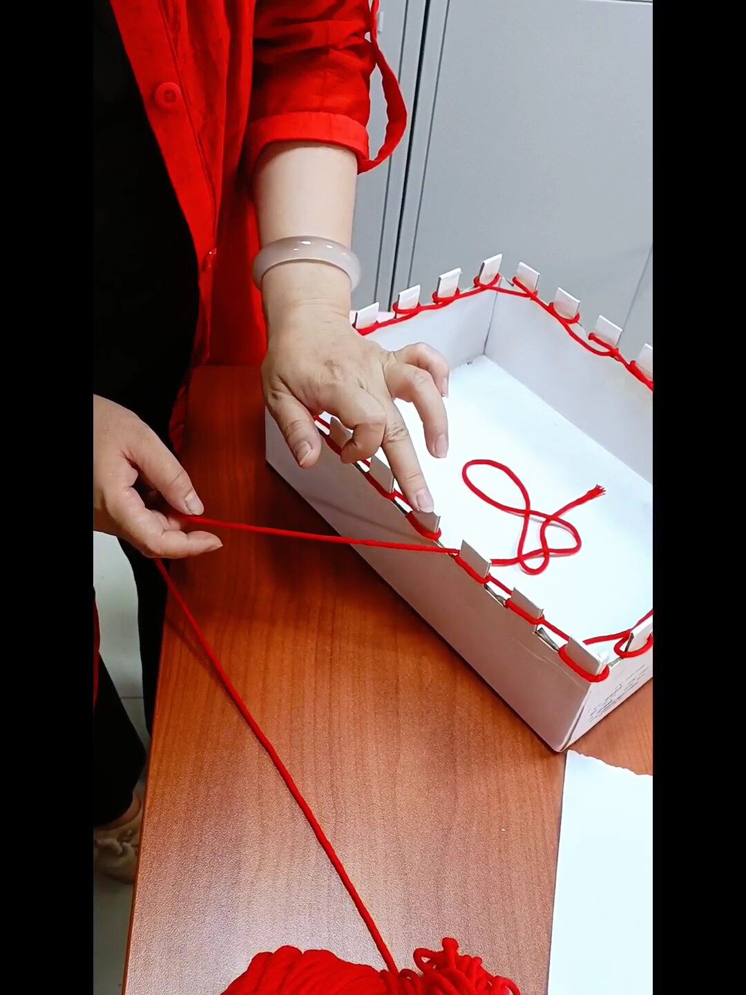 你见过纸盒织围巾吗?