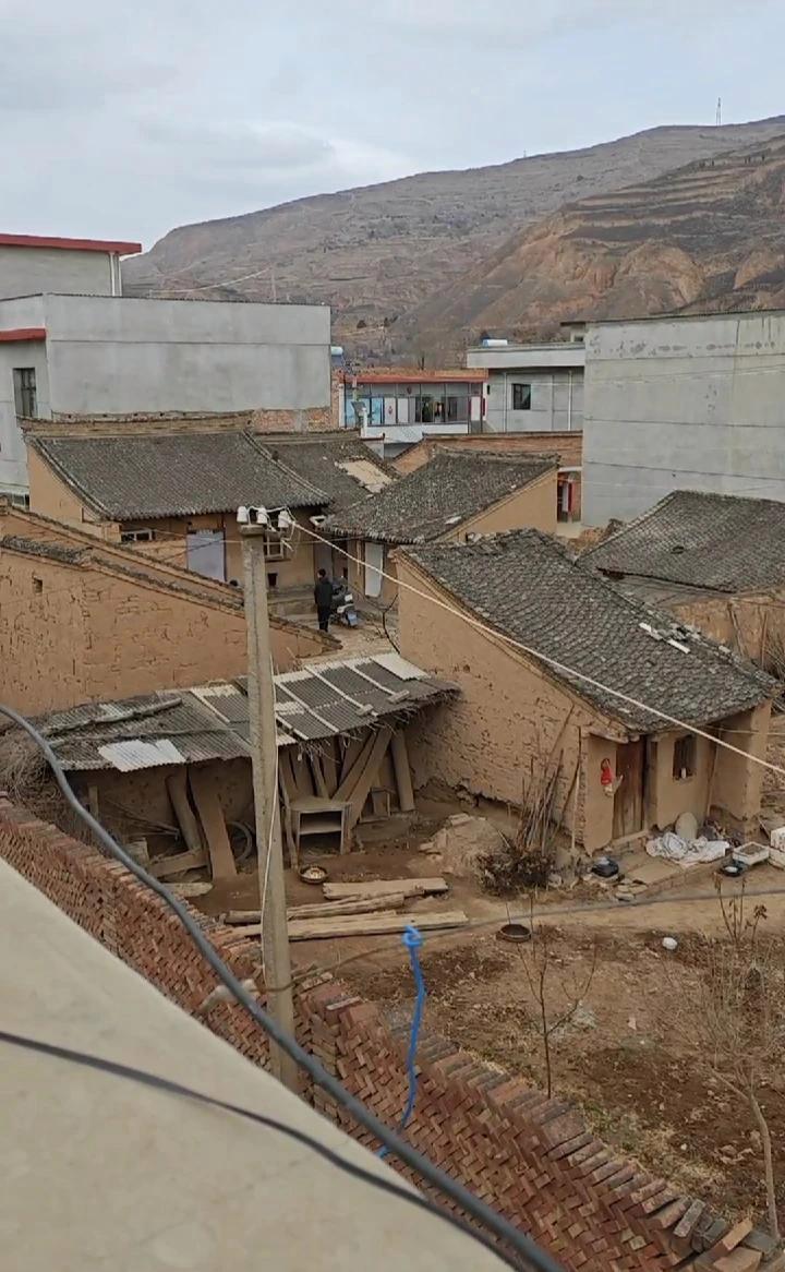 为什么甘肃农村喜欢盖一边倒房屋?你们那里有没这样的习俗吗?