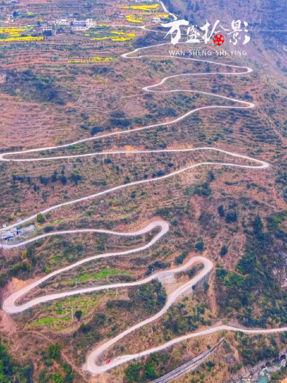 贵州这条公路,老司机看着腿都发软,吓退了不是女司机,你敢去挑战吗?