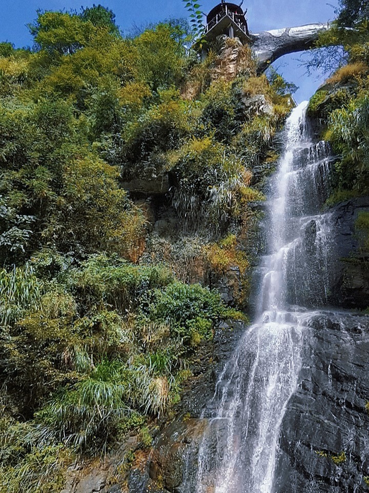 水帘洞瀑布.湖北黄冈市英山县