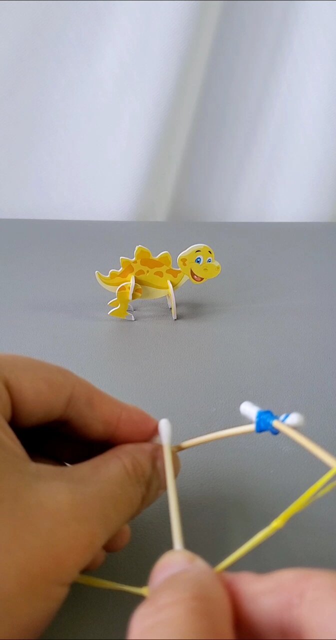 棉签搭配皮筋,给孩子做把有趣的迷你小弓箭