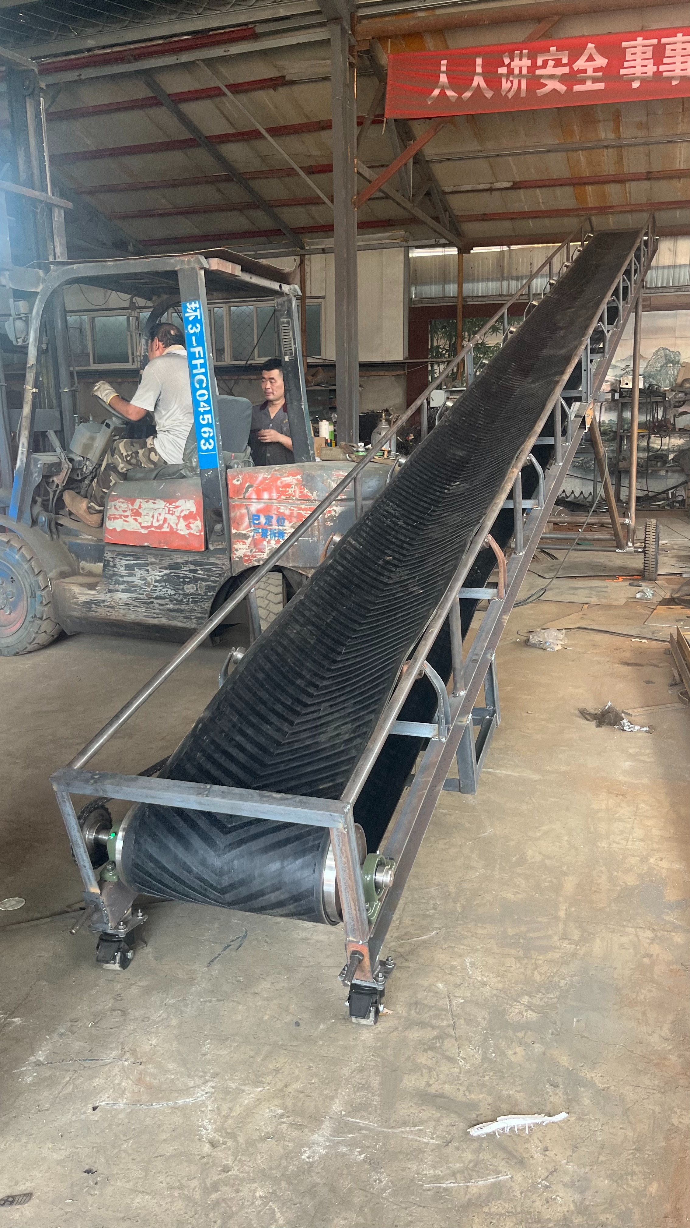 矿粉裙边档边皮带机 煤渣用传送带 pvc带式输送机